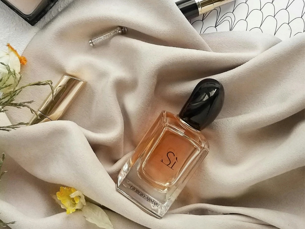 Esse cassis exuberante marca esta fragrancia com elegancia e sofisticação. Um classico dos melhores perfumes importados femininos da atualidade. Clique no link e compre com praticidade