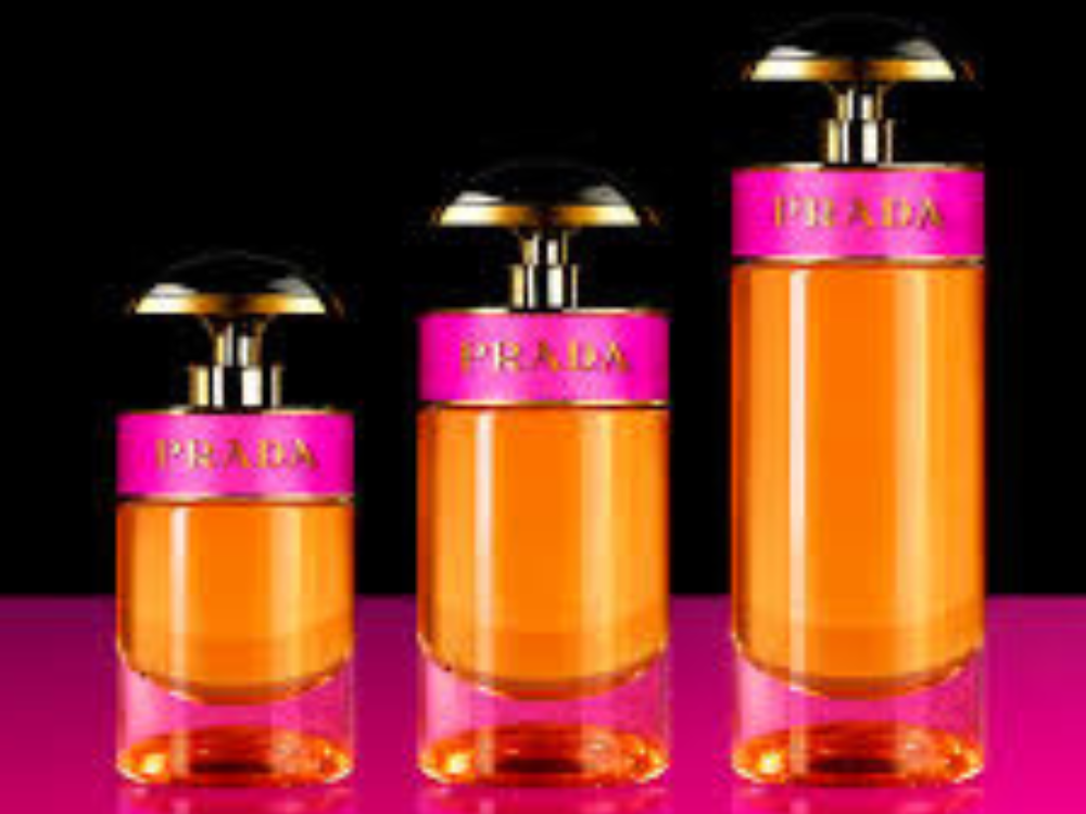 Os divertidos frascos do perfume importado feminino Candy: frasco cilindrico, transparente com o seu lidido mais caramelo que remete ao dulçor caracteristico desta bela fragrancia.Clique no link e compre com praticidade