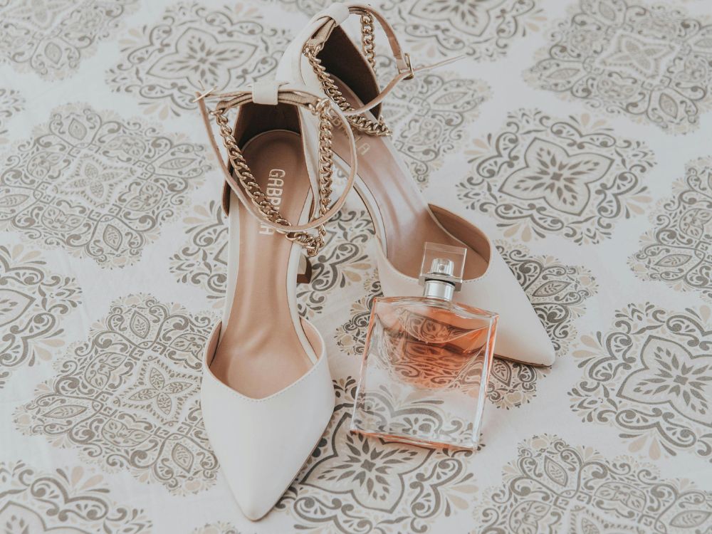 Na imagem vemos o  lindo frasco do perfume importado feminino: La Vie Est Belle. Frasco transparente cheio de feminilidade, com seu liquido rosado e com seu tipico lacinho, lembrando uma folha. Indicado para dias super especiais com o "Dia da Noiva".Clique no link e compre com praticidade