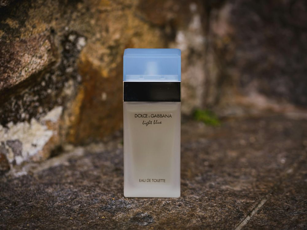 O perfume importado feminino light blue é o perfume ideal para o dia-a-dia: frescor, limpeza... sao algumas das sensaçoes transmitidas por ele. Em um frasco retangular de tampa azul, seu frasco fosco apresenta um linquido de cor clara e suave com é sua proposta