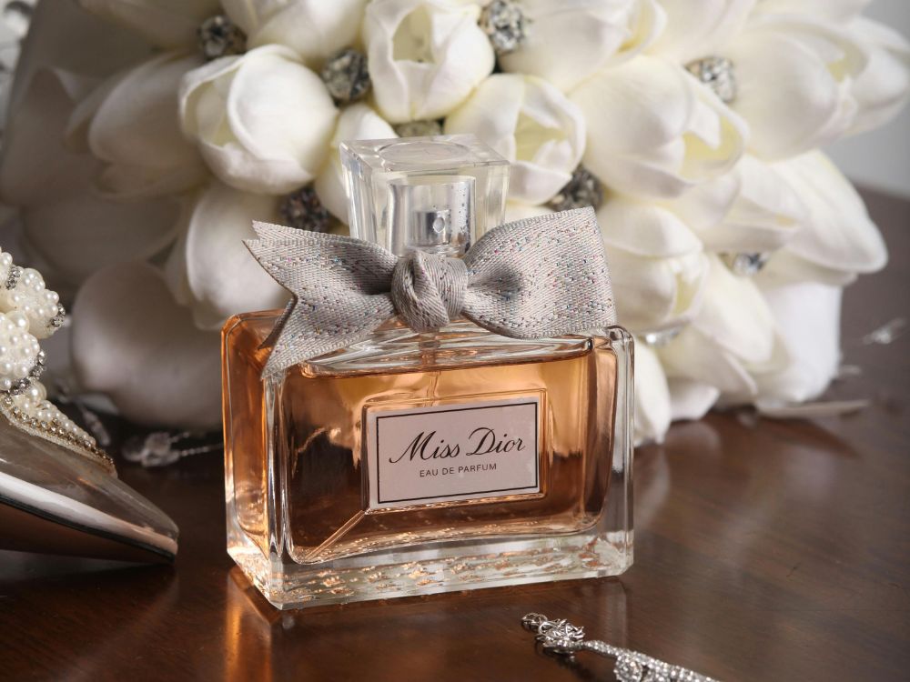 Miss Dior EDP um lindo frasco transparente que mostra seu ouro liquido levemente rosado. A tampa lembram uma joia esculpida finalizada com um lindo laço de tecido. Este perfume importado feminino faz jus ao seu reconhecimento. Clique no link e compre com praticidade
