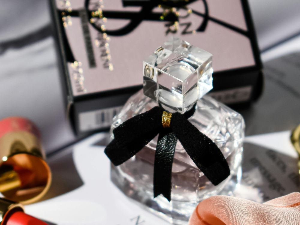 O perfume feminino importado Mon Paris de Lancome traz em seu frasco lapidado transparente e com sua fragrancia em um tom roseo aparente, toda a beleza da cidade luz. Finalizado com um laço de fita preto com detalhe em dourado. Clique no link e compre com praticidade