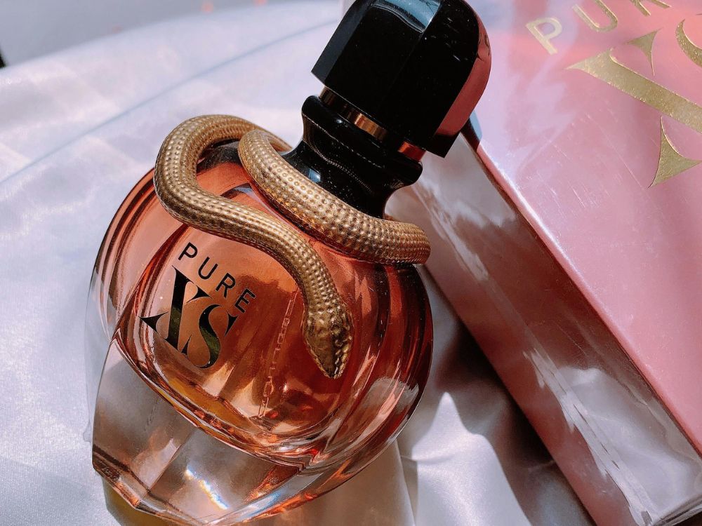 O frasco e a fragrancia de voce deve ter na sua coleção! esse perfume importado feminino marca historias e momentos. Clique no link e compre com praticidade